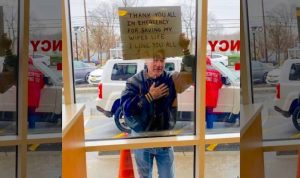 Heartwarming Photo Captures Man’s Gesture of Gratitude Towards the Nurses Who Saved His Wife’s Life Heartwarming Photo Captures Man’s Gesture of Gratitude Towards the Nurses Who Saved His Wife’s Life
