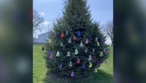 Woman Creates Neighborhood ‘Giving Tree’ With Her Free Homemade Face Masks Woman Creates Neighborhood ‘Giving Tree’ With Her Free Homemade Face Masks