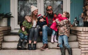 Photographer Has Been Taking Free Family ‘Porchtraits’ to Capture Sweet Silver Linings During Social Distancing – Good News Network Photographer Has Been Taking Free Family ‘Porchtraits’ to Capture Sweet Silver Linings During Social Distancing – Good News Network