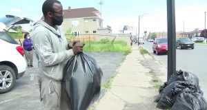 Teen That Cleaned Up City for 10 Hours After Protest Receives Car and Scholarship as a ‘Thank You’ Teen That Cleaned Up City for 10 Hours After Protest Receives Car and Scholarship as a ‘Thank You’