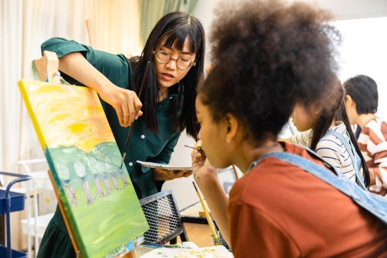 Unleash Your Creativity: Discover Joyful Art Therapy Techniques for Relaxation and Self-Expression!